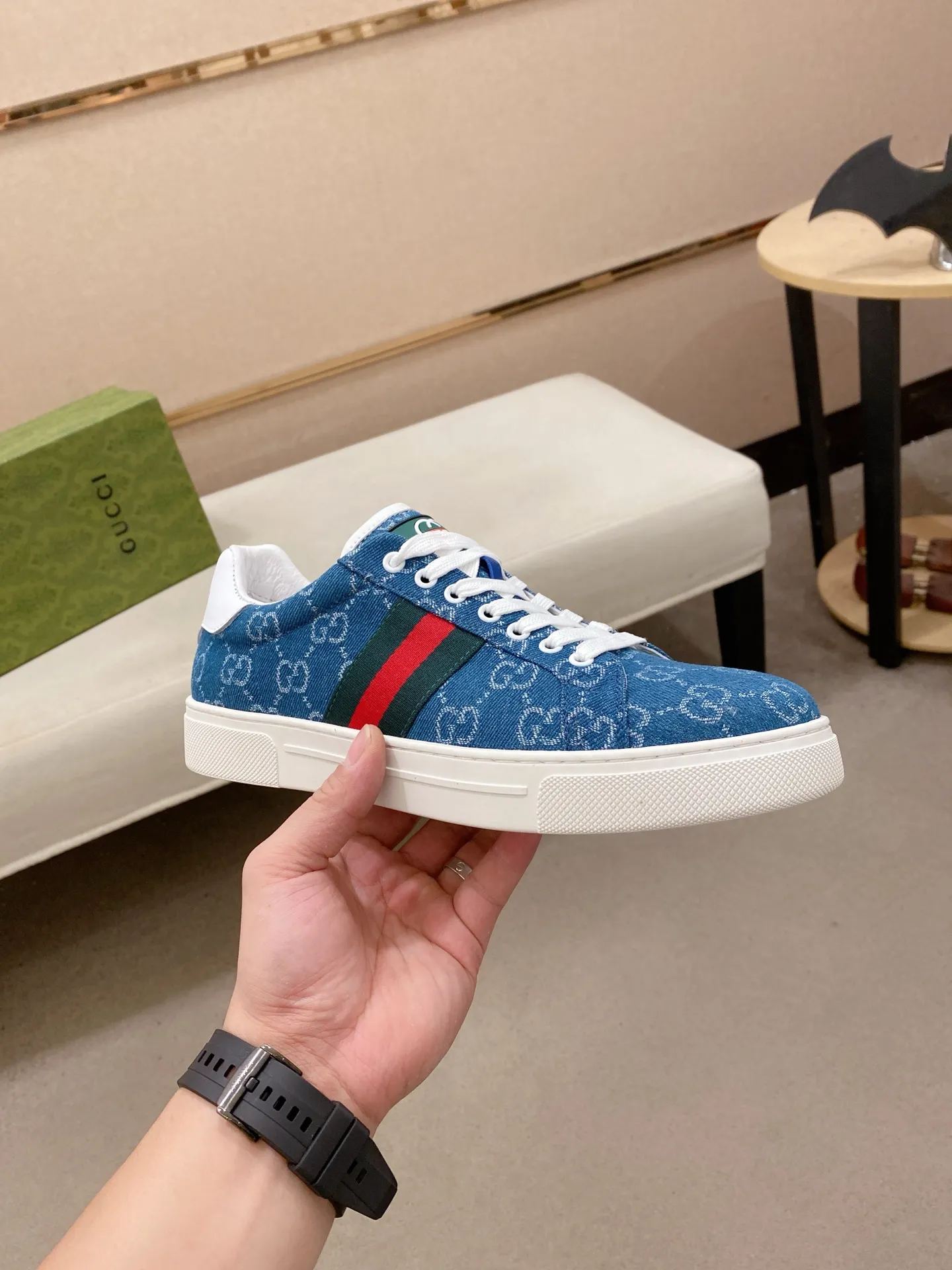 Factory price: 460💰 (GUCCI) The latest model from the official website 🎁🎁Casual and fashionable men's shoes👟, hot style 💥The version is simple and elegant, exclusive for trendy men. Unique official website latest brand elements 👑Gucci original decoration, fashionable and generous, the fabric is original cowhide ✅sheepskin lining, the official website specifies wear-resistant casual outsole, the classic model is taken in kind at the counter🎬38-44 (45 is not returned or exchanged)